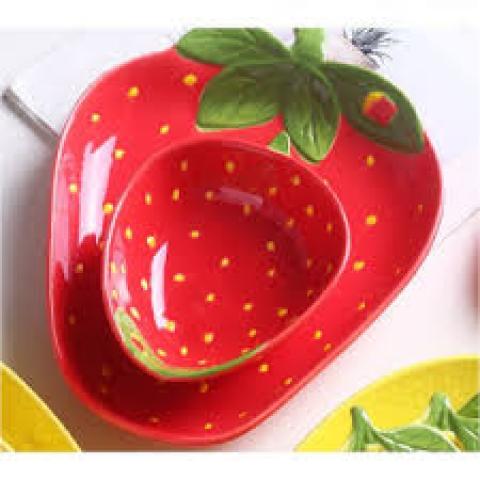 Тарелка клубника  глубокая керамика 20х10см